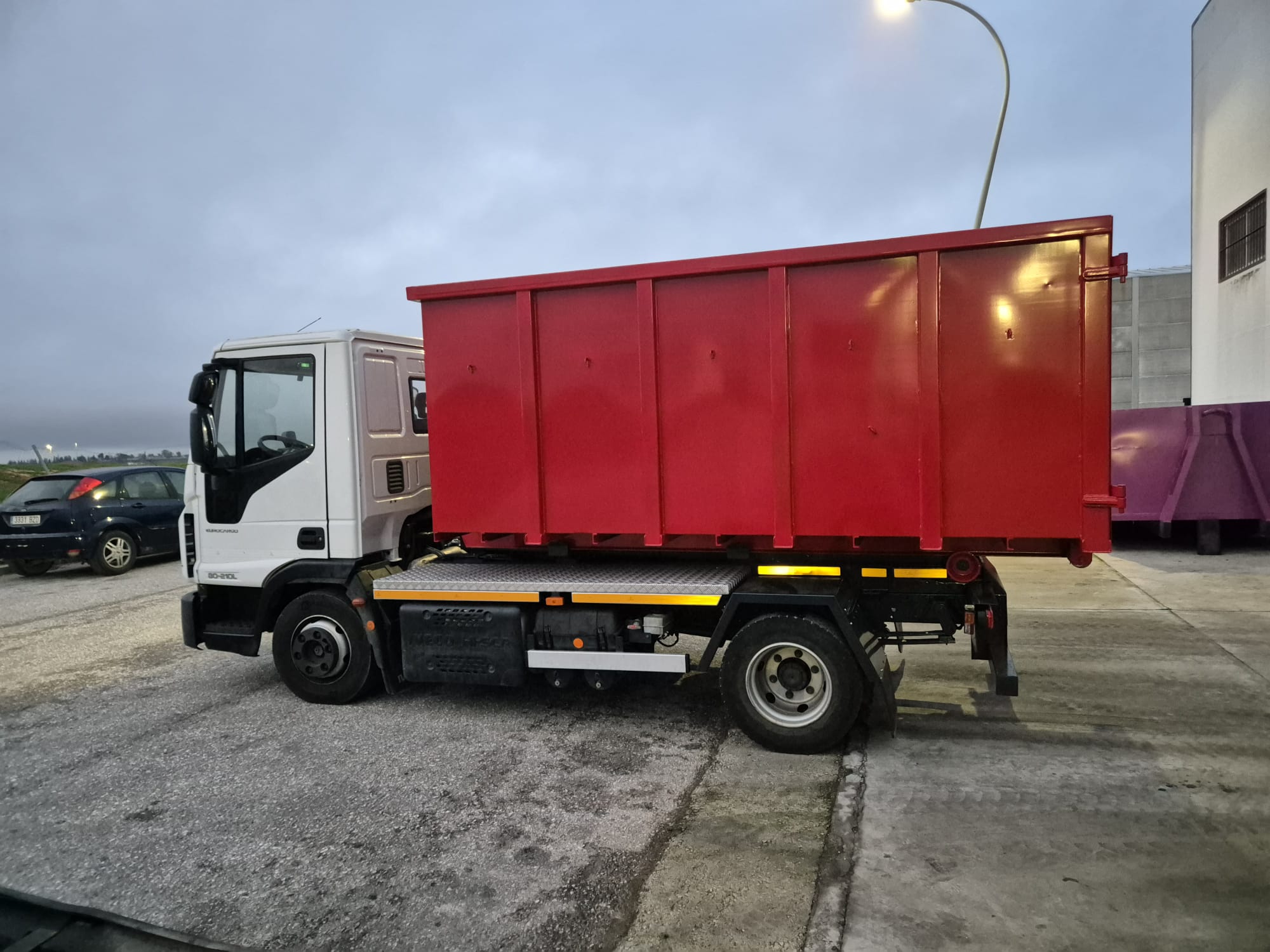 Camión con contenedor rojo para transporte