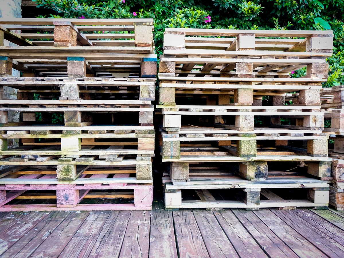 Palés y embalajes de madera apilados