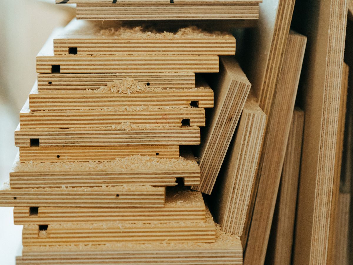 Tableros y piezas de madera apilados