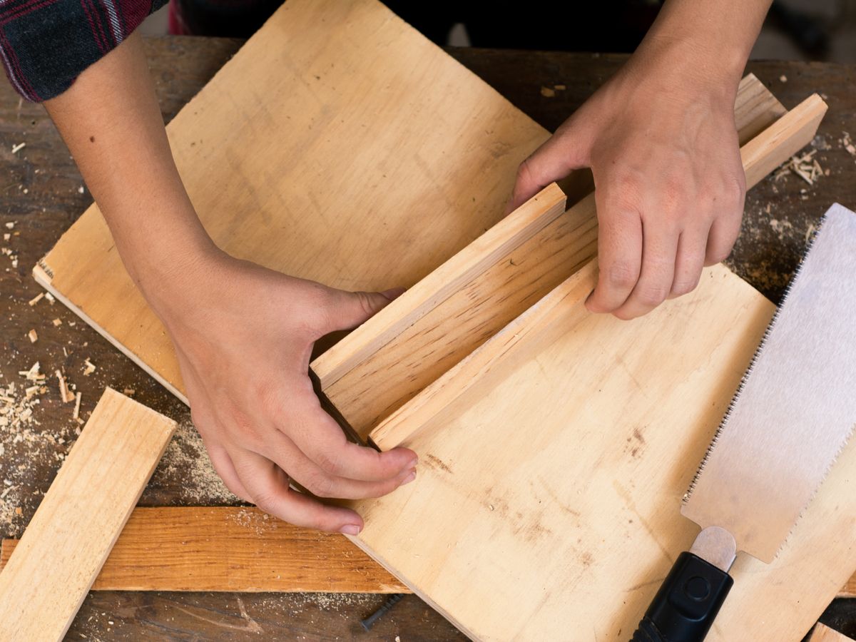 Piezas de madera desmontadas en un taller