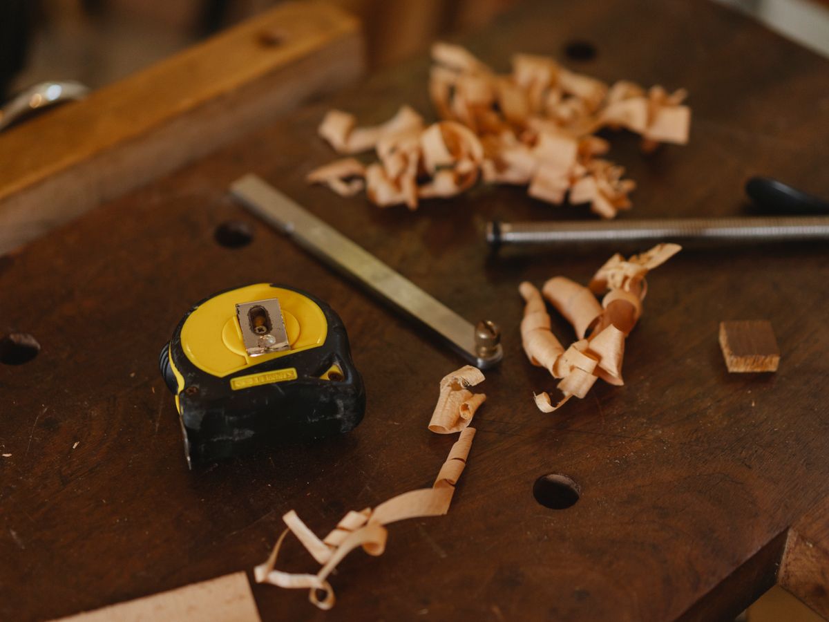 Virutas de madera sobre un banco de carpintería