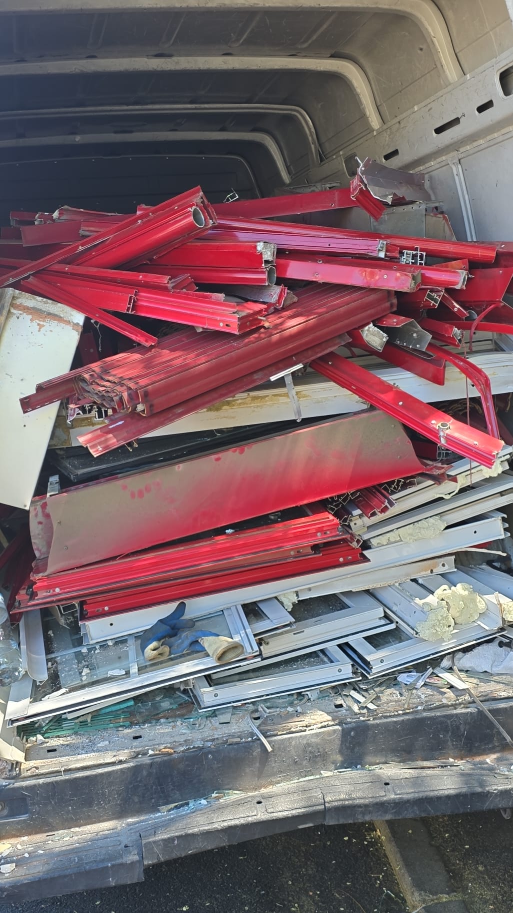 Material metálico acumulado en una nave preparado para retirar
