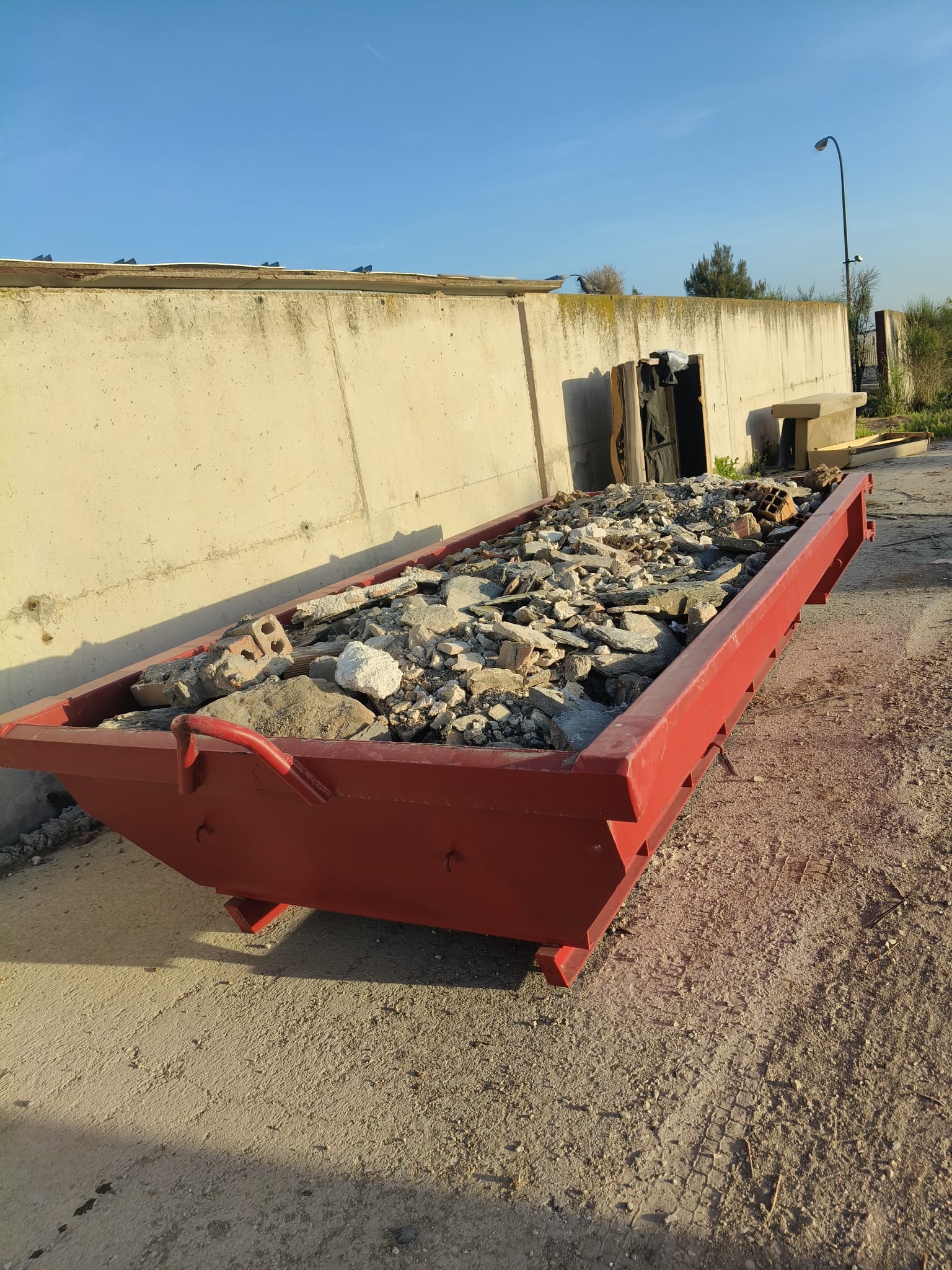 Contenedor con escombros retirados de una obra