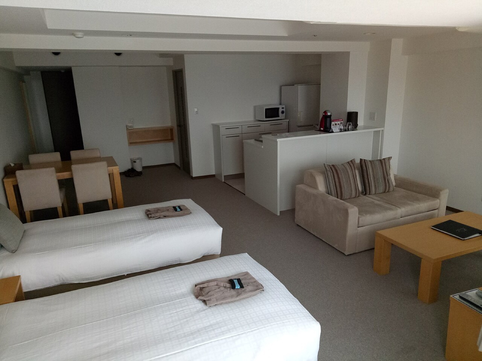 Habitación de hotel con camas y mobiliario