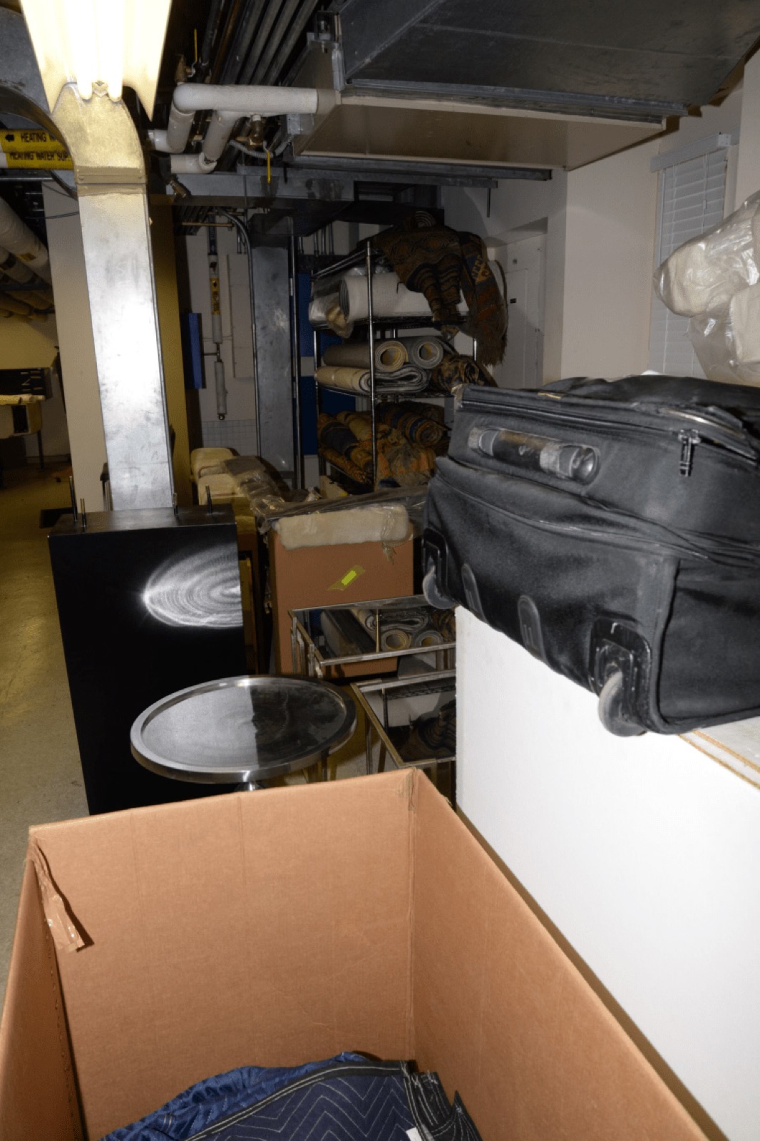 Trastero con muebles y objetos acumulados